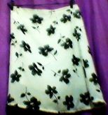 Saia com flores pretas.