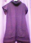 Vestido roxo.