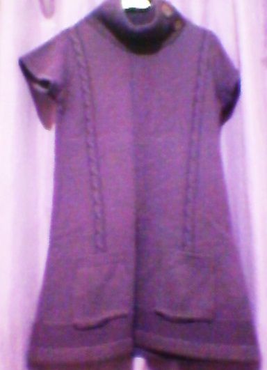 Vestido roxo.